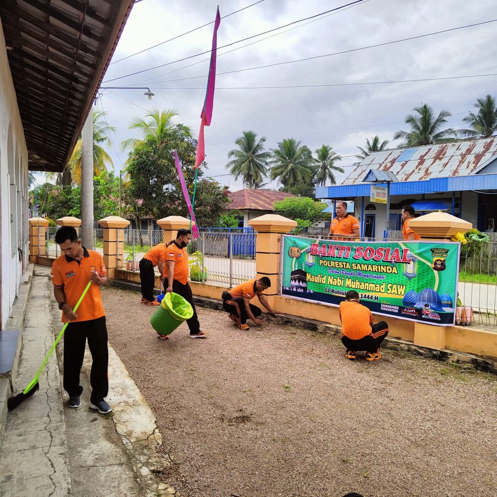 Dalam Rangka Memperinati Maulid Nabi Muhammad S.A.W, Polsek Palaran Melaksanakan Kerja Bakti Di Masjid WhatsApp Image 2022 10 08 at 09.41.13