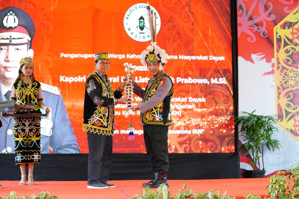 Polri dan Majelis Adat Dayak Nasional Sinergi Berkomitmen Kawal Pembangunan IKN WhatsApp Image 2022 10 16 at 22.09.48