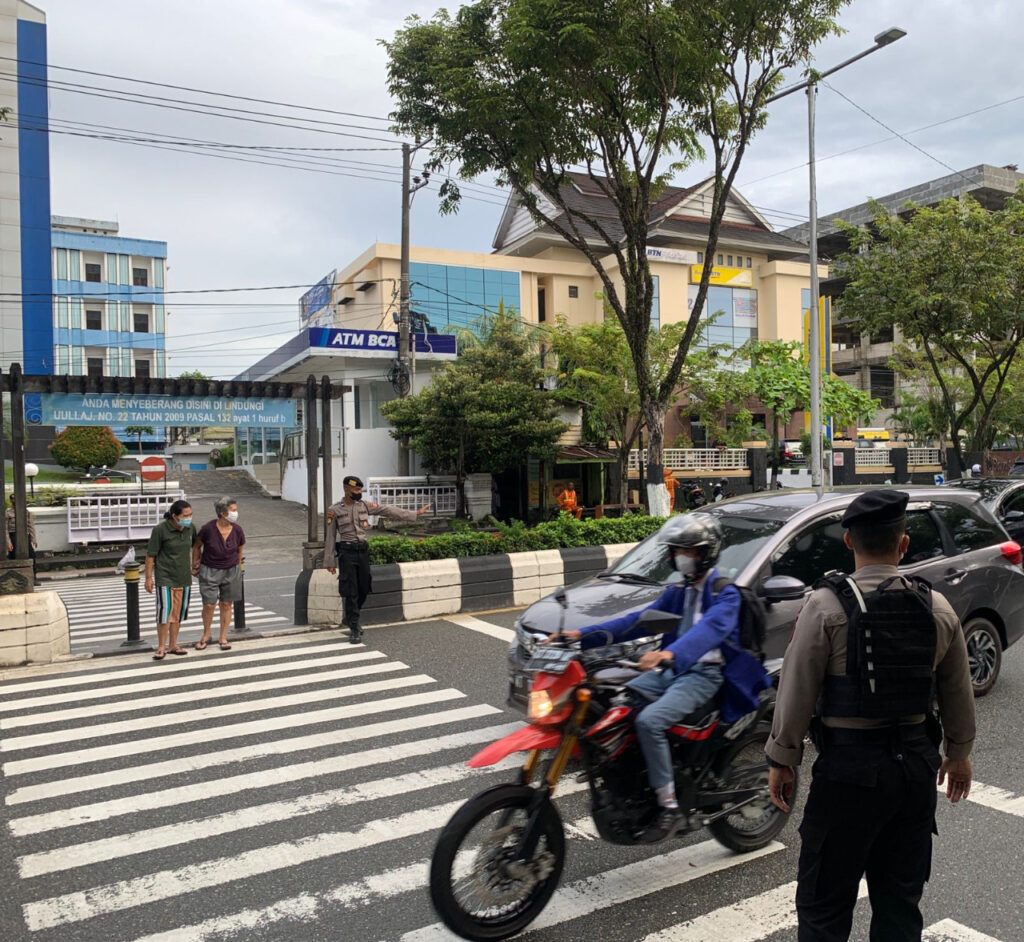 Bentuk Pelayanan Kepada Masyarakat Polresta Balikpapan Sebar Anggota Di Beberapa Penggal-Penggalan Jalan WhatsApp Image 2022 10 20 at 09.12.34