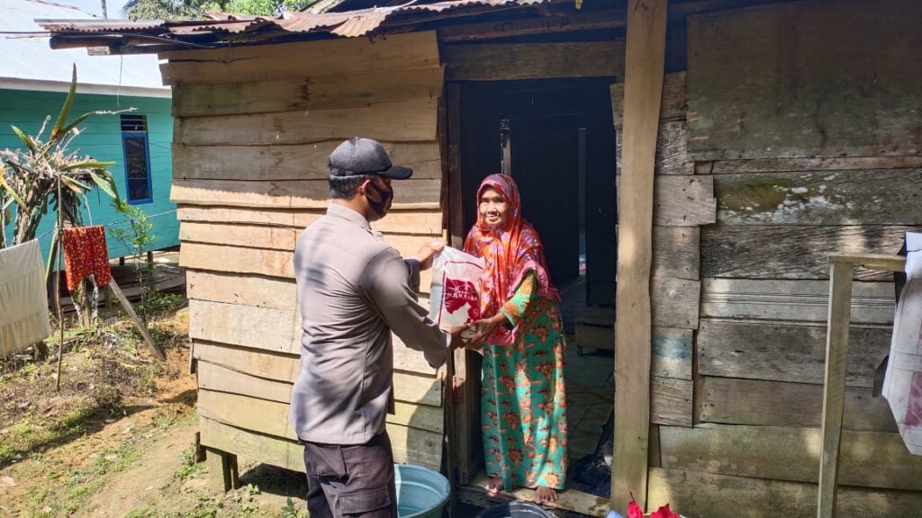 Polsek Muara Samu Bagikan Sembako Kepada Masyarakat Terdampak Kenaikan BBM WhatsApp Image 2022 10 22 at 09.25.44