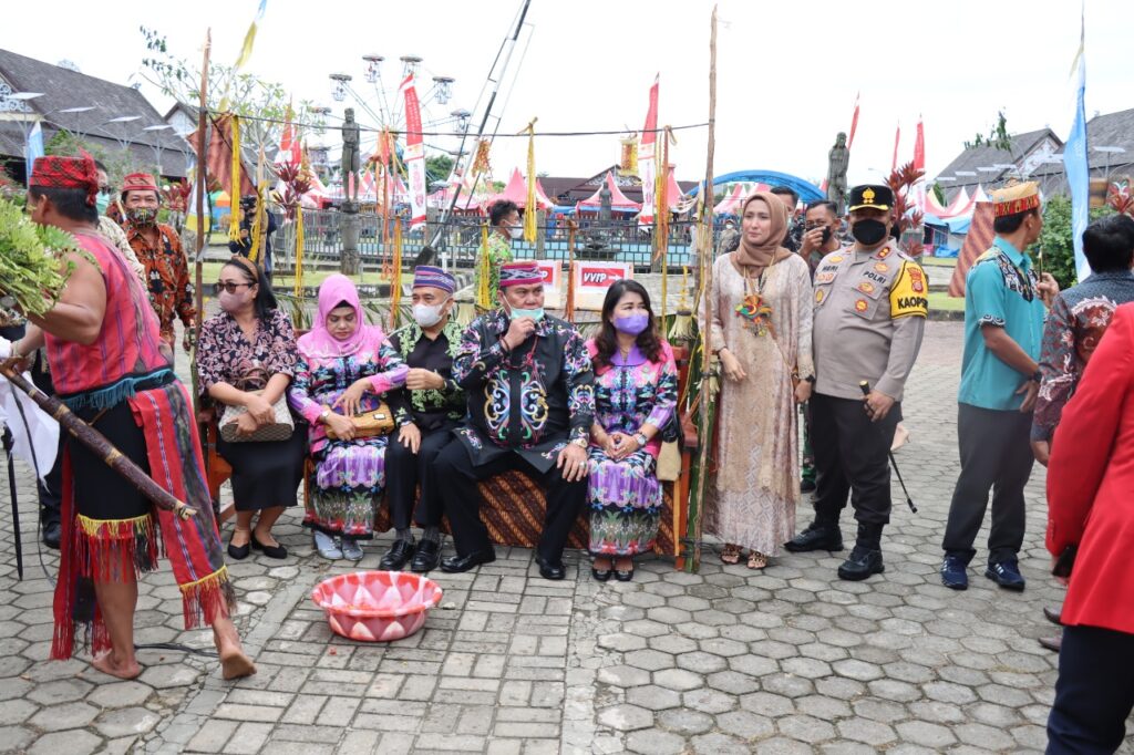 Kapolres Kubar Hadir Dalam Pembukaan Dahau Dalam Rangka HUT Ke – 23 Kutai Barat WhatsApp Image 2022 10 23 at 10.53.31