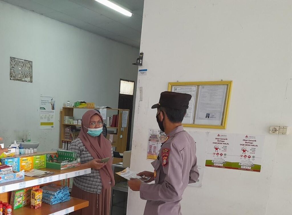 Kasat Binmas Berikan Himbauan Dan Penyebaran Brosur Kepada Toko Obat di Tanah Grogor Tentang Larangan Penjualan Obat Sirup Yang Mengandung Bahan Etilen Glikol Dan Dietilon Glikol WhatsApp Image 2022 10 26 at 09.00.03