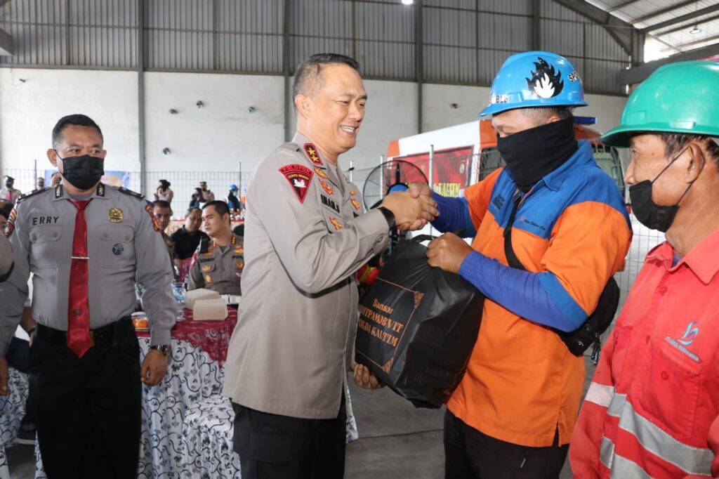 Kunjungi Terminal Pelabuhan Peti Kemas Kariangau, Kapolda Kaltim Bagikan 1000 Paket Bansos Kepada Buruh WhatsApp Image 2022 10 27 at 14.26.25