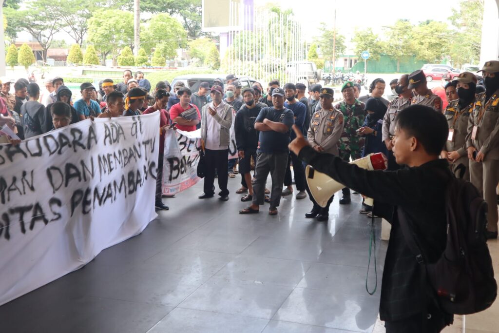 Polres Paser Kawal Aksi Penyampaian Aspirasi Oleh Koalisi Warga Penyedot Pasir WhatsApp Image 2022 10 27 at 14.54.42