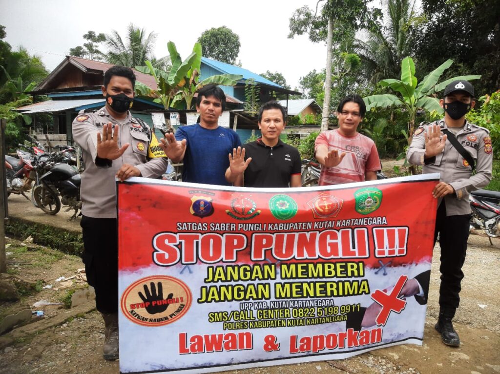 Personel Polsek Jajaran Polsek Kutai Kartanegara Giatkan Sosialisasi Imbauan Berantas Pungli WhatsApp Image 2022 10 27 at 14.55.31
