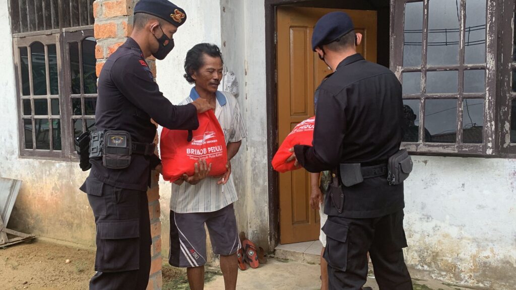Peduli Masyarakat Kurang Mampu, Brimob Kaltim Berikan Bantuan Sembako WhatsApp Image 2022 10 29 at 09.12.25