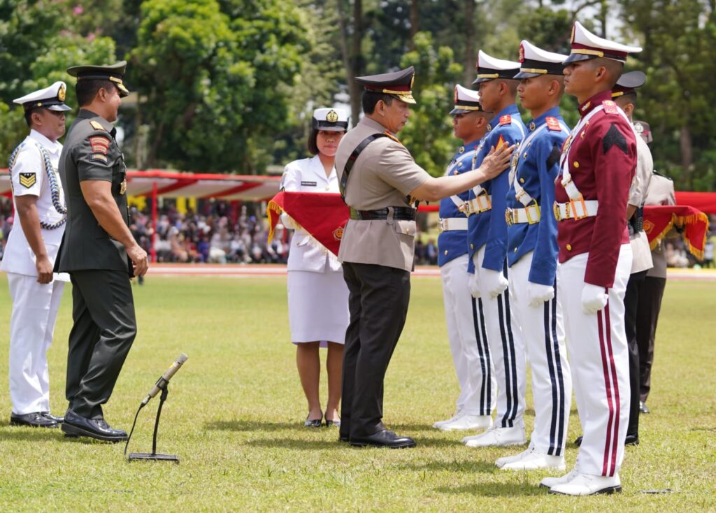 Pesan Kapolri Kepada 1.028 Taruna: Sinergisitas TNI-Polri Akan Menjamin Stabilitas Keamanan dan Politik WhatsApp Image 2022 10 31 at 19.38.09