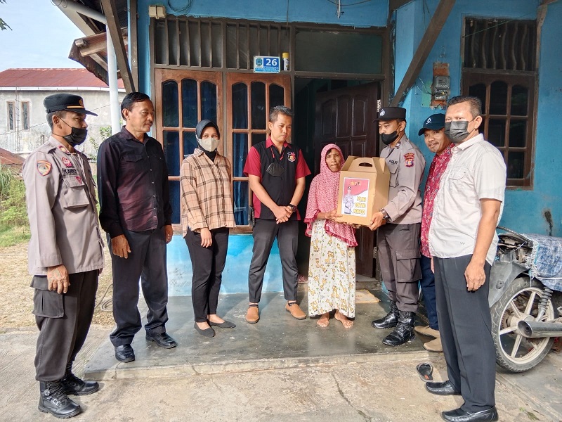Polres Bontang Dan Polsek Jajaran Kembali Giatkan Pemberian Bansos Untuk Warga Yang Terdampak Penyesuaian Harga BBM bontang sembako