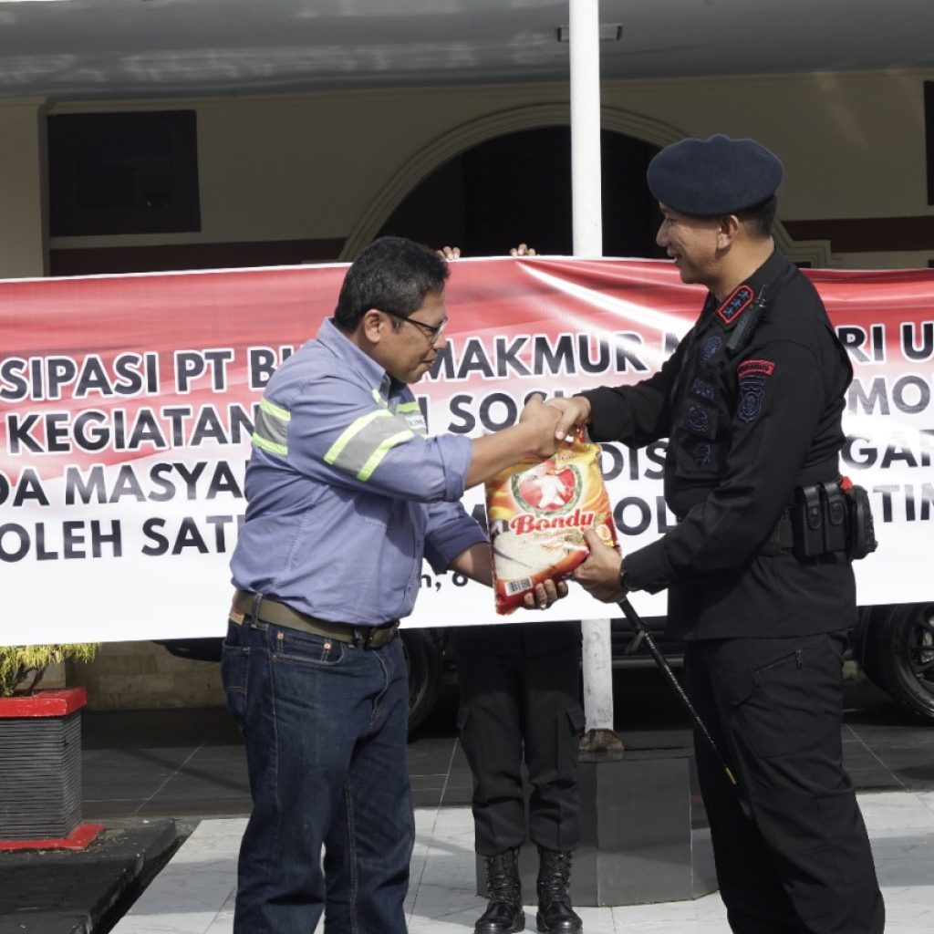 Partisipasi PT BUMA Dalam Kegiatan Bakti Sosial HUT Brimob Ke-77 Kepada Masyarakat Kaltim 1 brimob dansat sembako 2