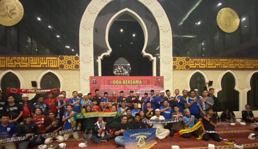 Wujud Empati Tragedi Kanjuruhan Malang, Brimob Polda Kaltim dan Komunitas Suporter di Balikpapan Gelar Doa Bersama doa bersama brimob