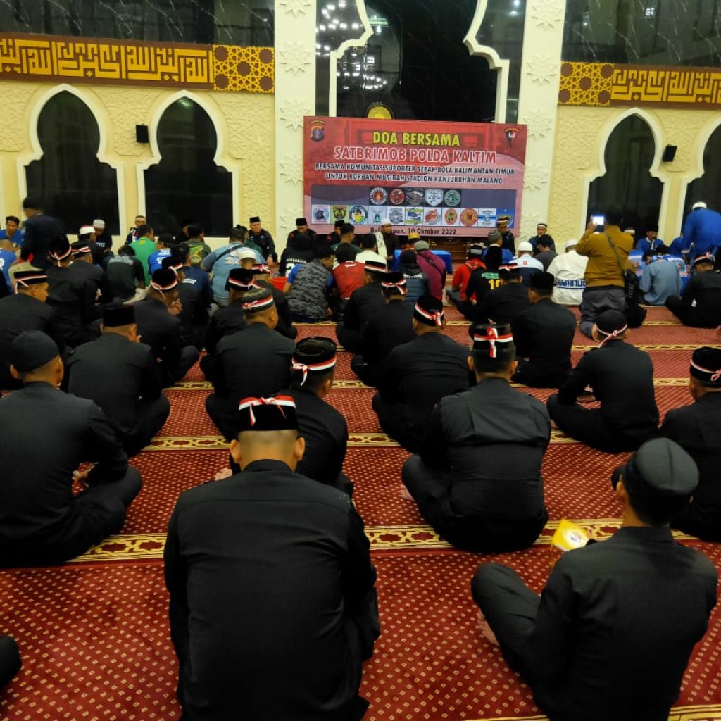 Wujud Empati Tragedi Kanjuruhan Malang, Brimob Polda Kaltim dan Komunitas Suporter di Balikpapan Gelar Doa Bersama 2 doa bersama brimob 2