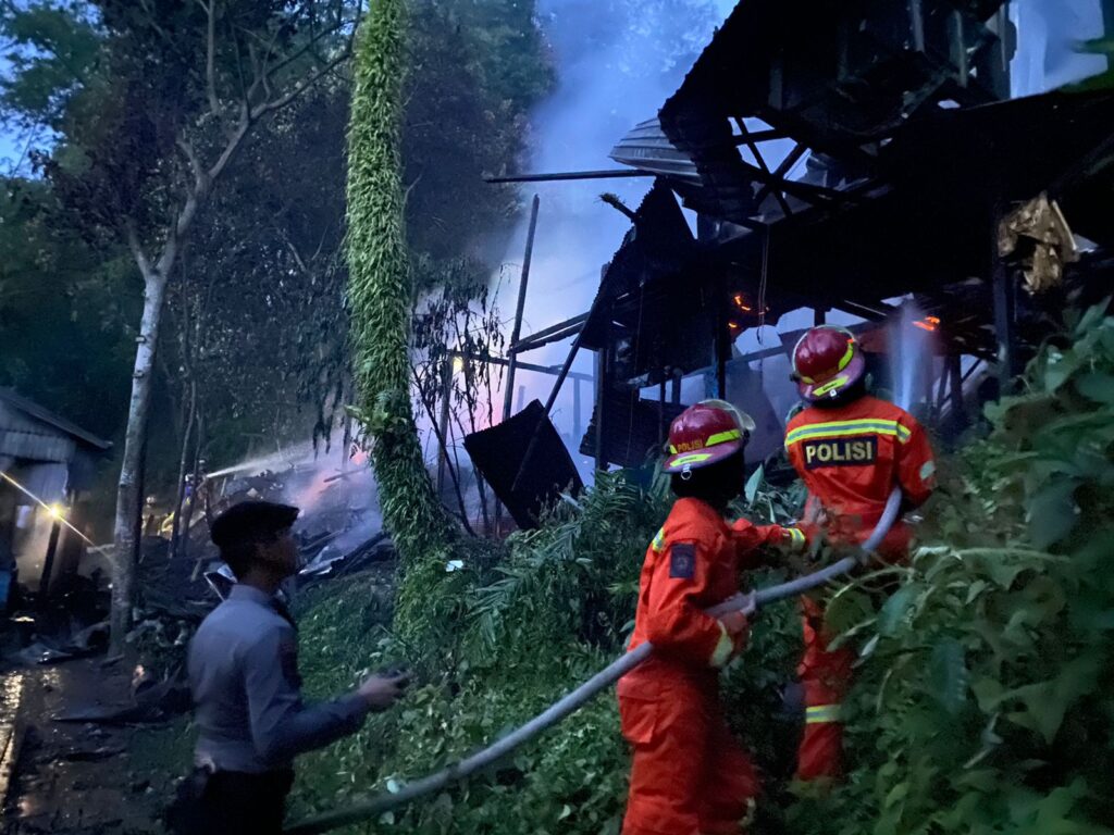 Tim Subdit Pammat Polda Kaltim Bantu Padamkan Si Jago Merah di Kelurahan Sumber Rejo Balikpapan kebakaran pammat