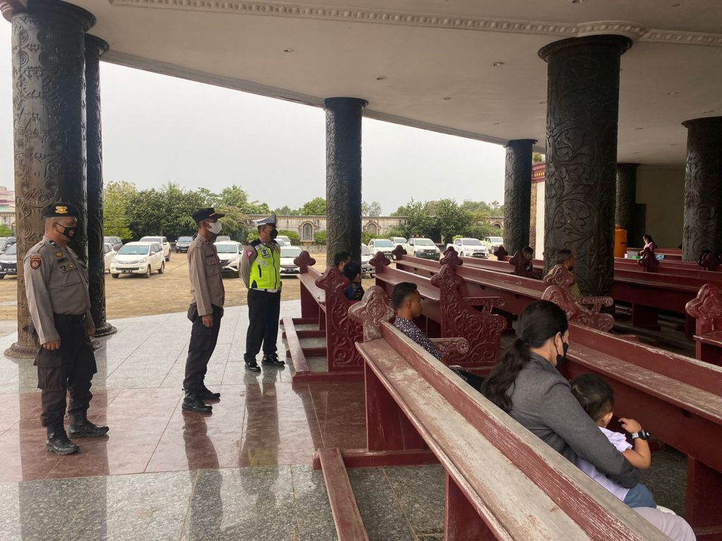 Kegiatan Rutin Pengamanan Gereja Minggu Polres Kutai Barat dan Jajaran Polsek pengamanan