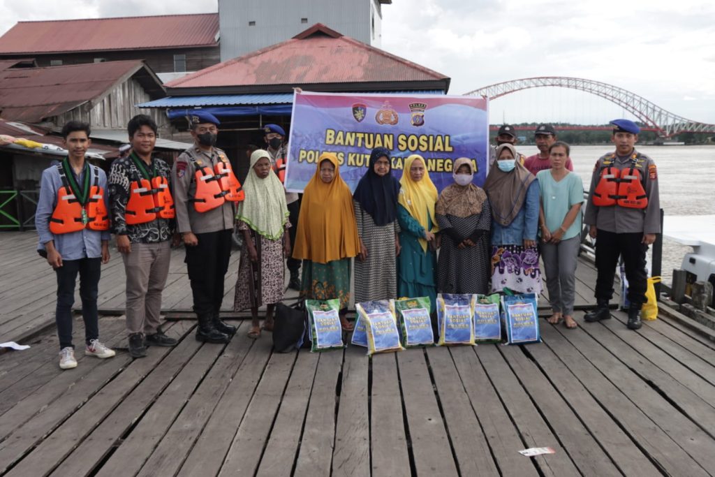 Peduli Dampak Kenaikan BBM, Polres Kukar Gelar Baksos pada Masyarakat sembako polres1