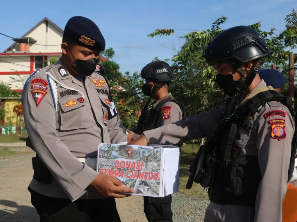 Persnonel Satbrimob Polda Kaltim Gelar Penggalangan Dana Untuk Korban Gempa Cianjur 08525C41 E07B 4FE4 86E7 EBE68CF332E7