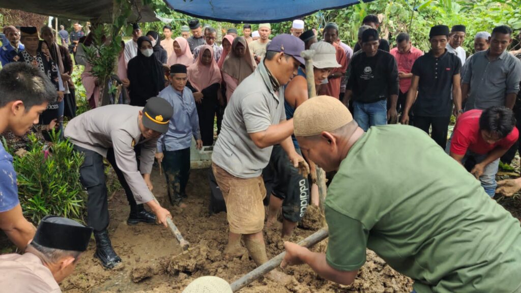 Berikan Pelayanan Untuk Masyarakat, Kapolsek bantu pengamanan dan Pemakaman jenazah 27866DCD 02C1 4BCB B494 EF7D066865B8