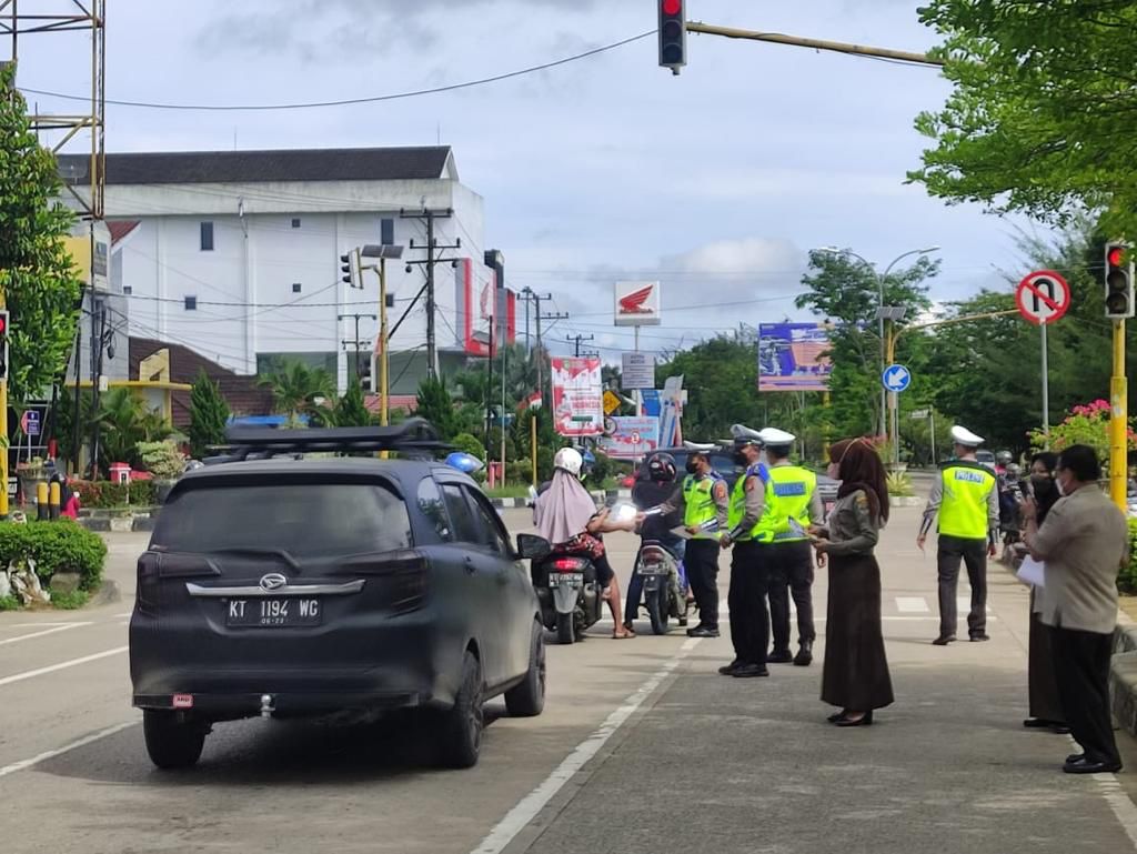Personel Jajaran Polres Kukar Laksanakan Operasi Yustisi Penerapan Protokol Kesehatan E94E8FB6 ABBD 4BFF 818C 82242F13C70A