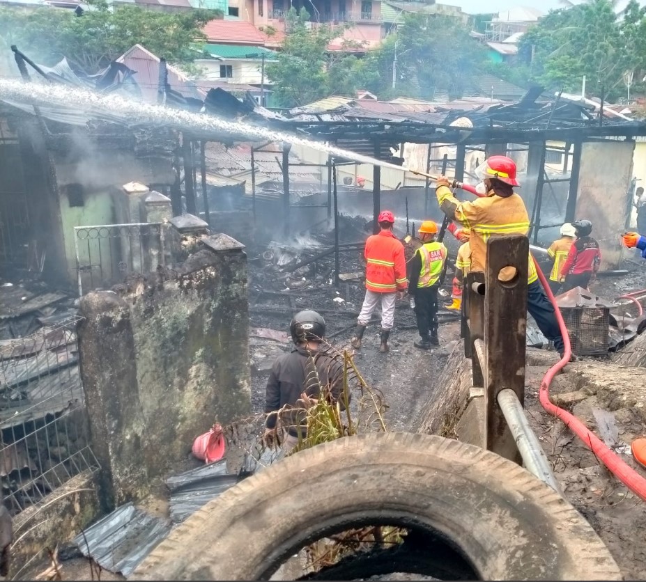 Sigap, Brimob Polda Kaltim Bantu Padamkan Kebakaran di Klandasan Ulu Balikpapan Screenshot 2022 11 12 105445