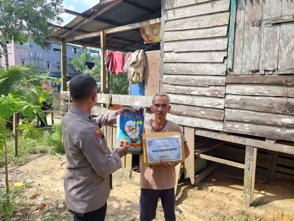 Polsek Jajaran Polres Kutai Kartanegara Bagikan Bansos ke Warga Terdampak Kenaikan Harga BBM WhatsApp Image 2022 11 01 at 11.00.03