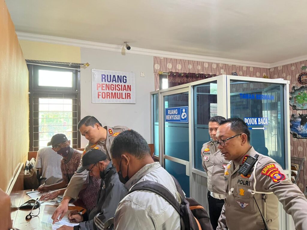 Pastikan Pelayanan Masyarakat Optimal, Kapolres Kutim Sidak Samsat Kutim WhatsApp Image 2022 11 02 at 08.34.31