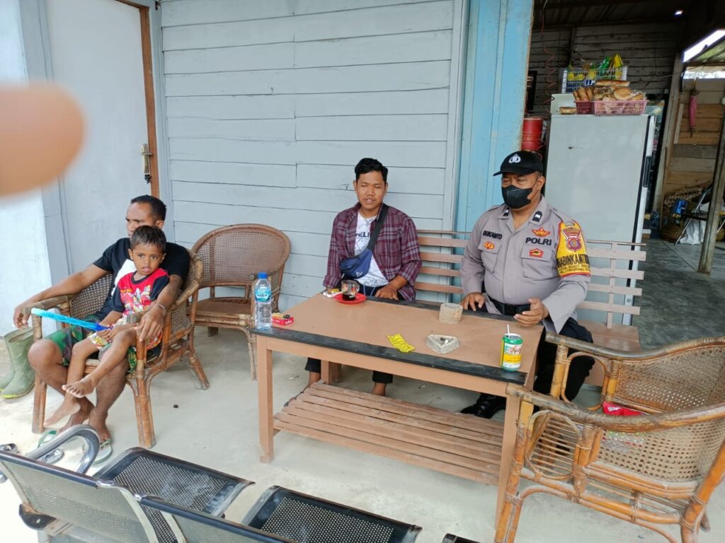 Bhabinkamtibmas Jajaran Polres Kukar Ajak Warga untuk Turut Menjaga Situasi Kamtibmas WhatsApp Image 2022 11 03 at 10.26.5