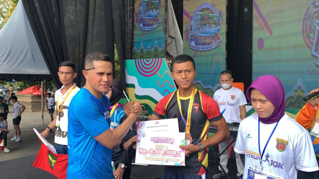 Meriahkan Festival Mahakam, Brimob Kaltim Ikuti Mahakam Fit Run 10K WhatsApp Image 2022 11 07 at 09.43.29