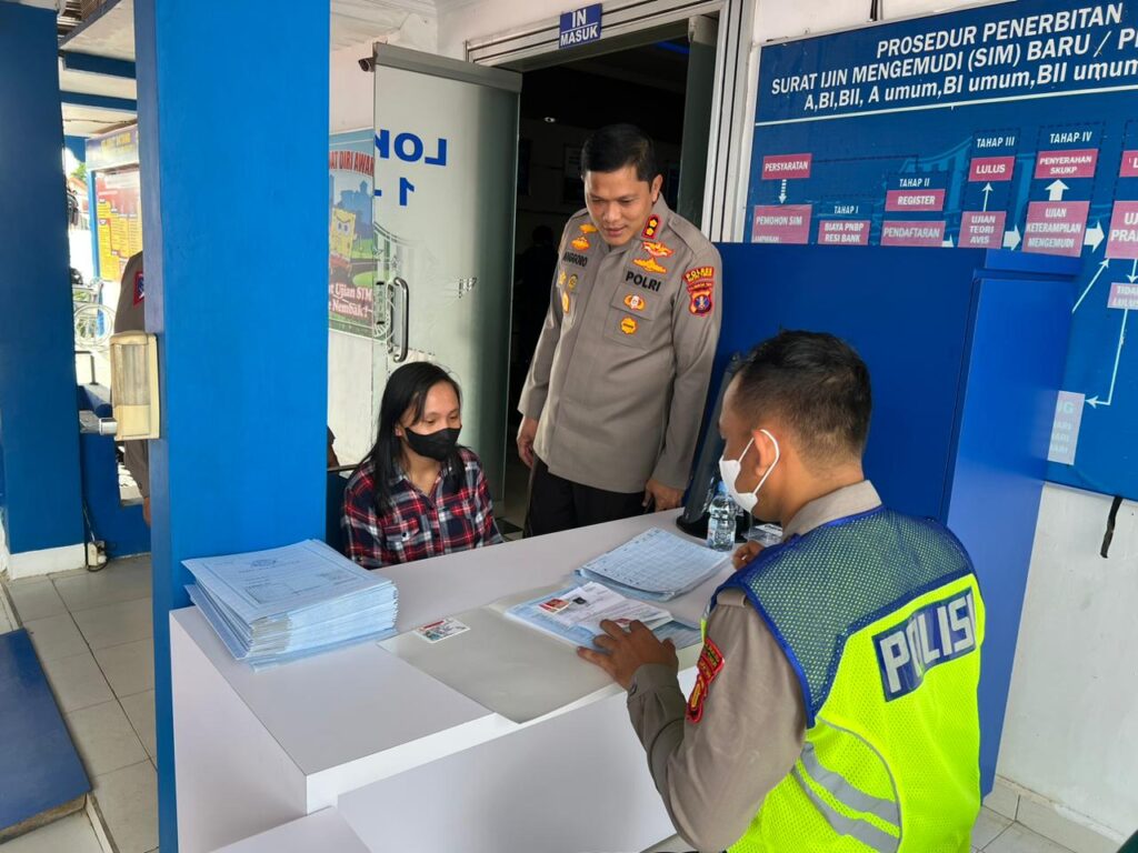 Berikan Layanan Terbaik, Sat Lantas Polres Kutim Buka Bimbel Gratis Bagi Calon Pemohon SIM WhatsApp Image 2022 11 09 at 10.12.44