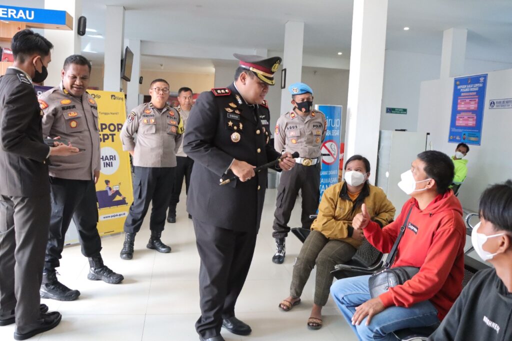 Cegah Pungli, Kapolres Berau Sidak Ruang Pelayanan Publik WhatsApp Image 2022 11 10 at 14.32.13