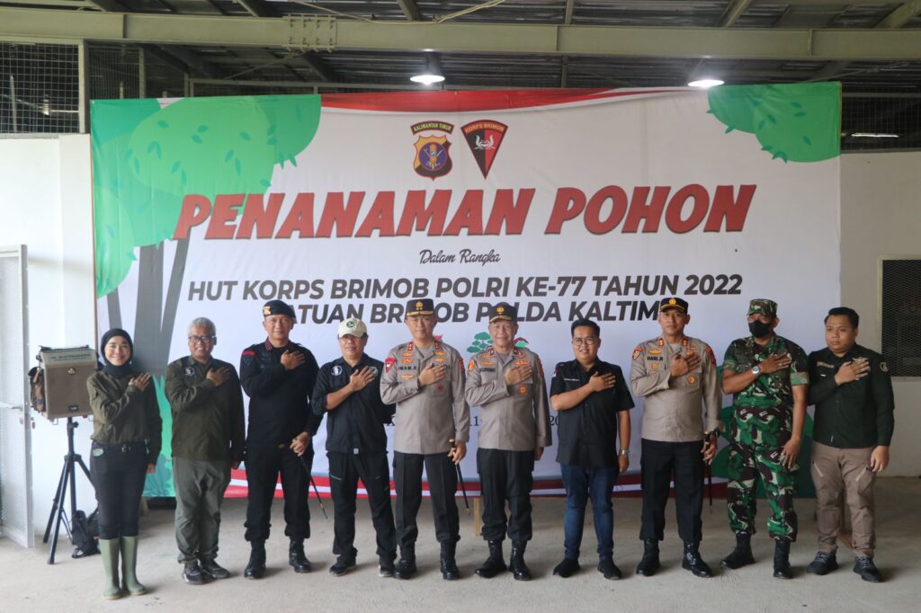 Dalam Rangka Memeriahkan Hut Brimob ke-77 Polda Kaltim Tanam Pohon Untuk Dukung Kelestarian Habitat Orangutan Di Bonneo Orang Utan Survival Fondation (BOSF) Samboja WhatsApp Image 2022 11 11 at 17.26.37