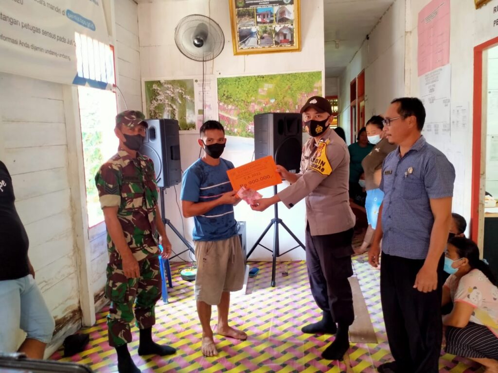 Bhabinkamtibmas Polsek Long Apari Laksanakan Pengamanan Penyaluran BLT – DD WhatsApp Image 2022 11 13 at 09.46.09