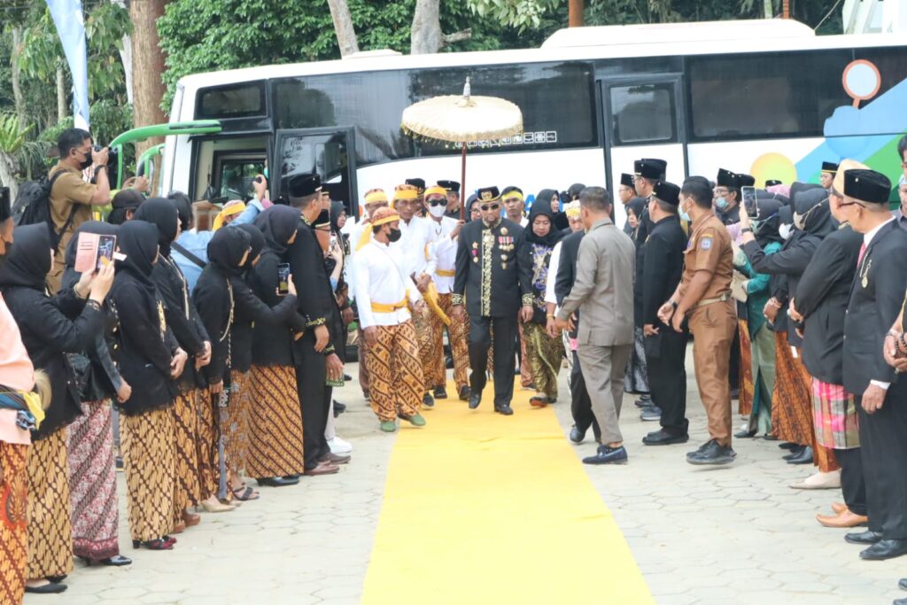 Kapolres Bontang Hadiri Pembukaan Acara Adat Erau Pelas Benua Kota Bontang tahun 2022 WhatsApp Image 2022 11 15 at 13.31.35