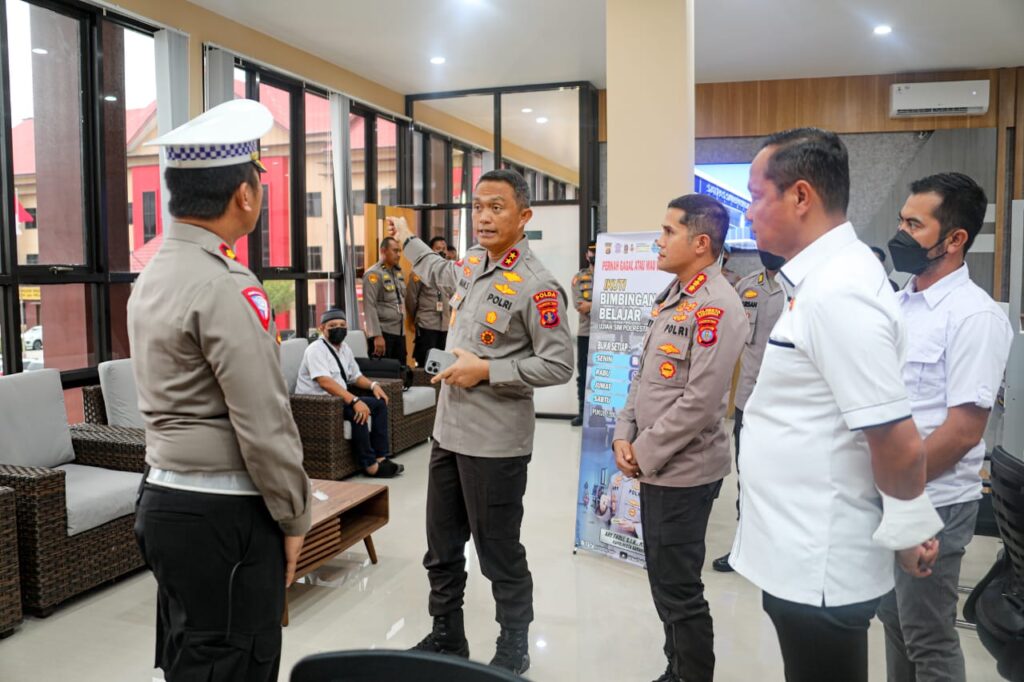 Pastikan Pelayanan Maksimal, Kapolda Kaltim Sidak Pelayanan SPKT dan SIM di Polresta Samarinda WhatsApp Image 2022 11 16 at 12.26.08