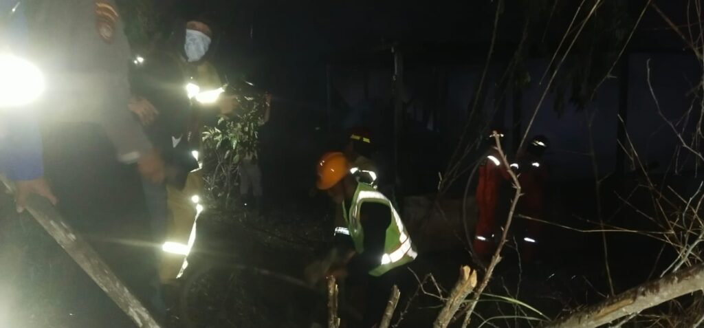 Kebakaran di Jl. Marsma Iswahyudi Balikpapan, Brimob Polda Kaltim Bantu Padamkan Api WhatsApp Image 2022 11 16 at 12.38.49