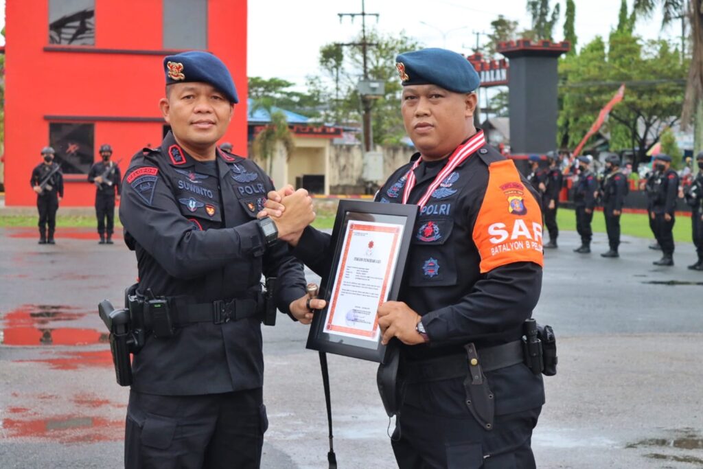 Danyon B Pelopor Berikan Piagam Penghargaan Kepada Personel Brimob Teladan WhatsApp Image 2022 11 18 at 08.33.24