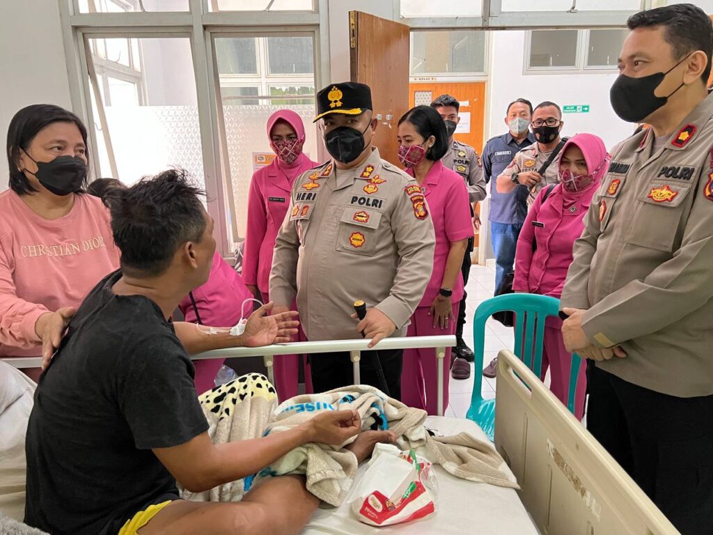 Jenguk Anggota Yang Sakit, Kapolres Kutai Barat Berikan Motivasi WhatsApp Image 2022 11 18 at 08.42.46