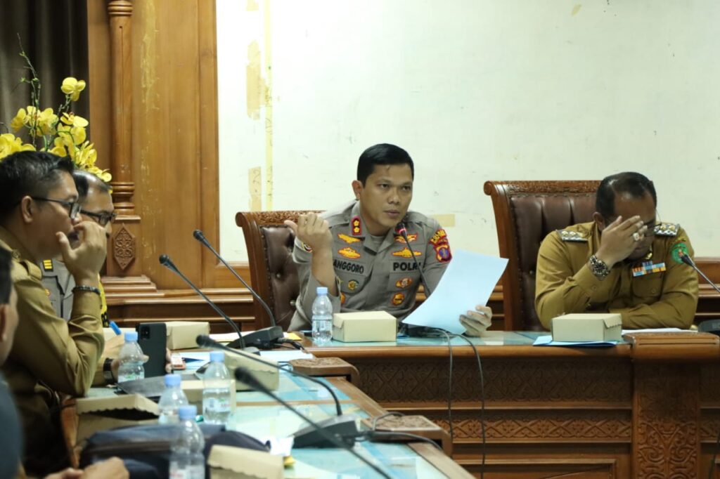 Hadiri Rapat Persiapan Pilkades, Kapolres Kutim Paparkan Kesiapan Pengamanan WhatsApp Image 2022 11 22 at 08.24.41