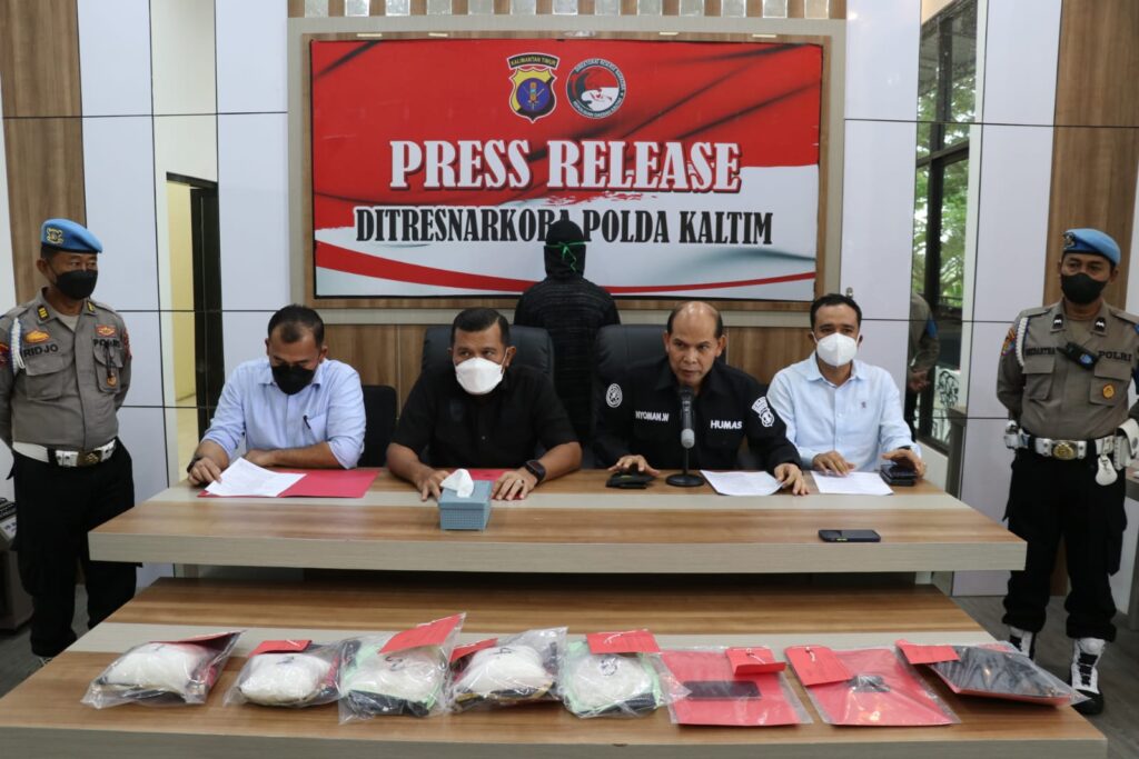 Berhasil Ungkap Kasus Peredaran Narkotika Jenis Sabu, Polda Kaltim Gelar Konferensi Pers WhatsApp Image 2022 11 24 at 11.45.51