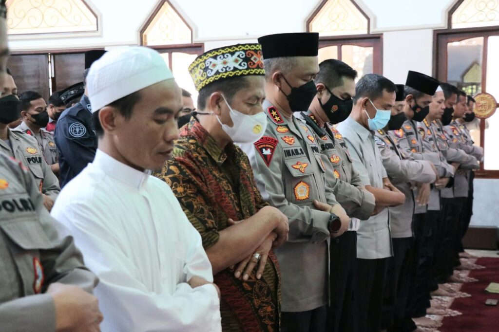 Peduli Korban Gempa Cianjur, Polda Kaltim Gelar Sholat Ghoib dan Doa Bersama WhatsApp Image 2022 11 25 at 14.21.34