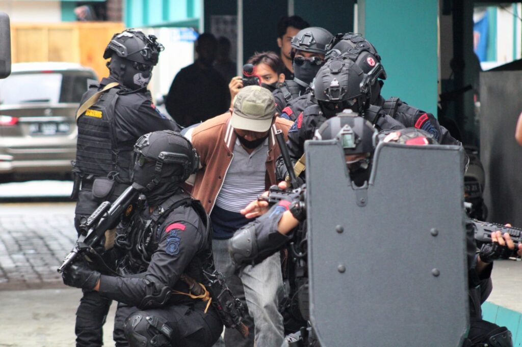 Brimob Kaltim Gelar Simulasi Penanganan Huru-Hara Dan Pembebasan Sandera WhatsApp Image 2022 11 26 at 07.20.36 1