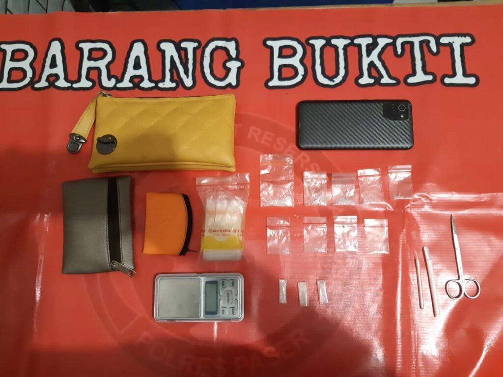 Ringkus Bandar Narkoba, Satresnarkoba Polres Paser Amankan Seorang Pria Berserta Barang Bukti WhatsApp Image 2022 11 26 at 07.21.06