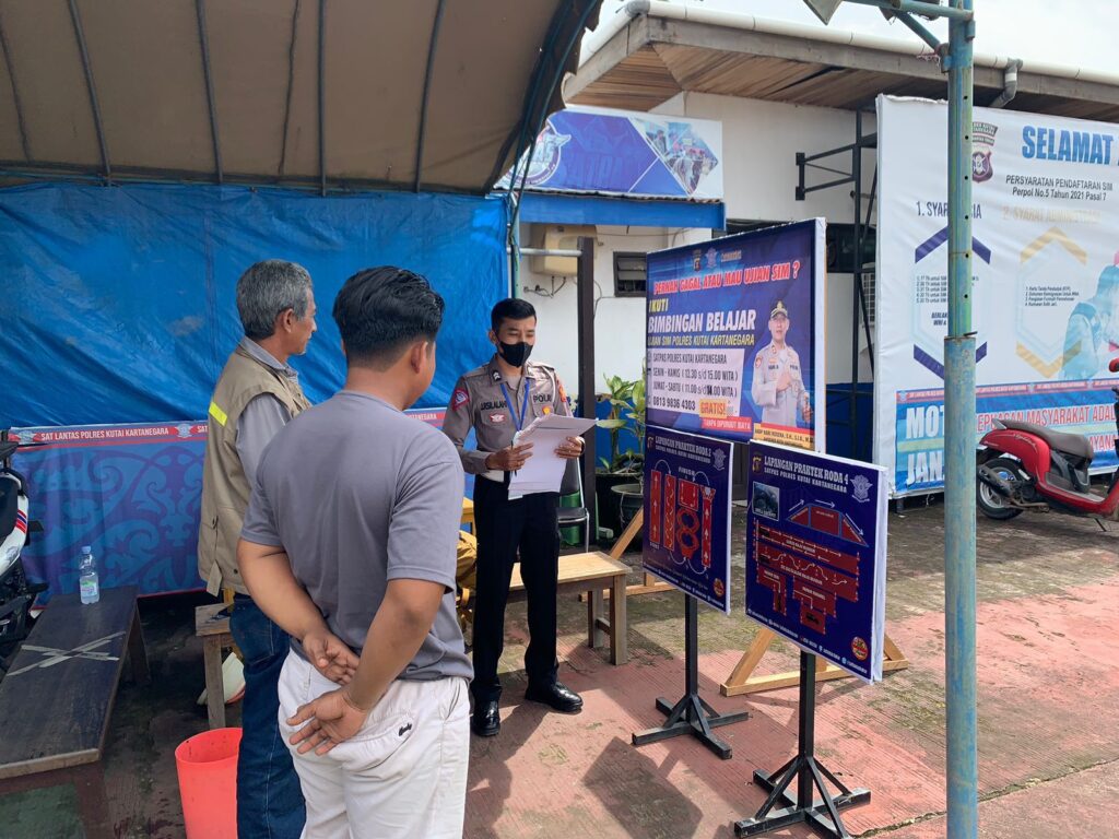 Tingkatkan Pengetahuan Pemohon SIM, Sat Lantas Polres Kukar Sediakan Bimbel Gratis WhatsApp Image 2022 11 27 at 01.15.32