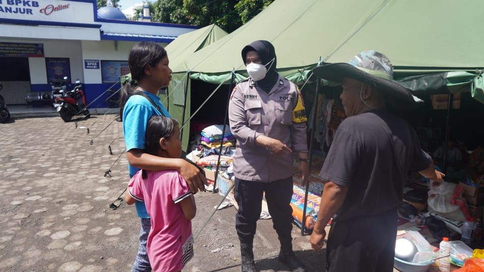 Rumahnya Hancur Akibat Gempa Cianjur, Polwan Bhabinkamtibmas Ini Tetap Jalani Tugas Layani Masyarakat WhatsApp Image 2022 11 28 at 14.46.11
