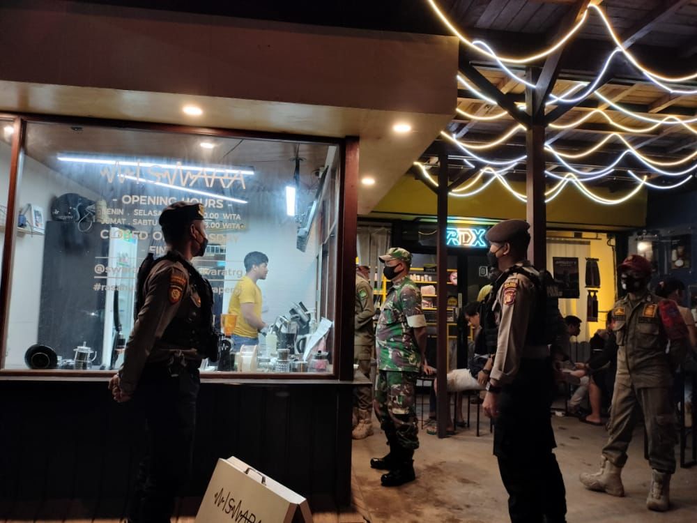 Operasi Yustisi Gabungan TNI – Polri dan Satpol PP Himbau Warga Agar Terapkan Prokes Saat Melaksanakan Aktifitas WhatsApp Image 2022 11 29 at 05.27.20