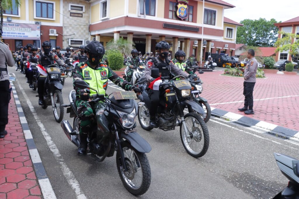 TNI-POLRI Gelar Patroli Gabungan Jelang Pilkades Serentak Tahun 2022 di Kabupaten Paser WhatsApp Image 2022 11 29 at 05.58.25