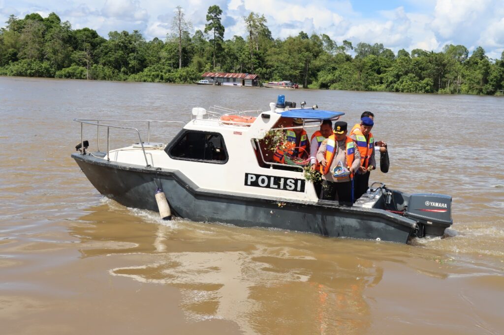 Peringati HUT Polairud Ke 72, Polres Kubar Gelar Tabur Bunga Dari Atas Speed Boat WhatsApp Image 2022 11 29 at 09.32.47