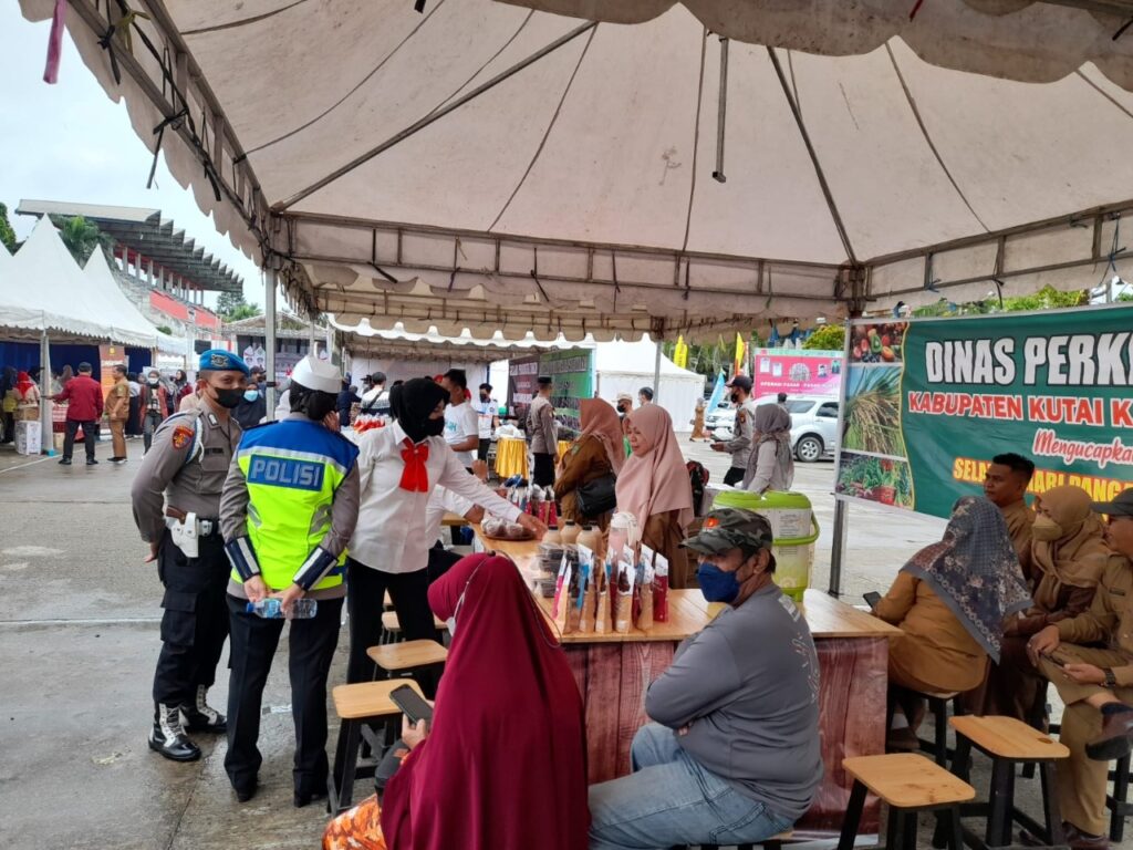 Polres Kutai Kartanegara Berikan Pengamanan Operasi Pasar Murah p.murah
