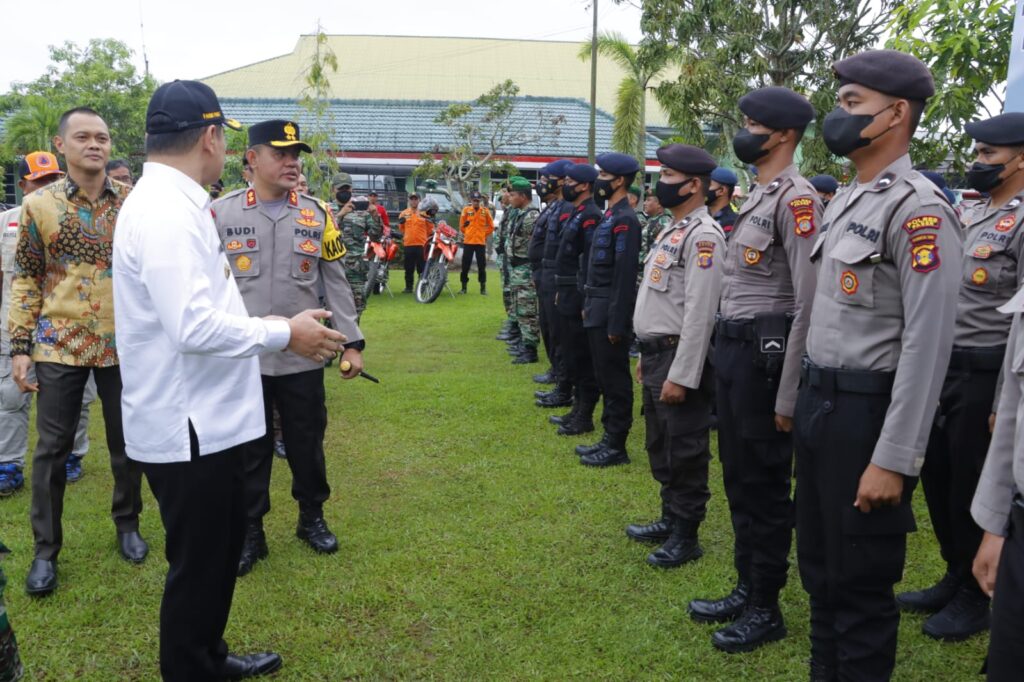 Kapolres Paser Hadiri Apel Gelar Pasukan Dalam Rangka Antisipasi Tanggap Bencana Alam paser gelar