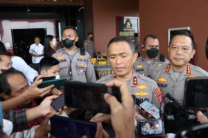 Wujud Peduli Terhadap Sesama, Bidhumas Polda Kaltim Bagikan 70 Paket Sembako kepada Rekan Jurnalis 1 sem hum 2