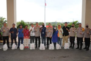 Wujud Peduli Terhadap Sesama, Bidhumas Polda Kaltim Bagikan 70 Paket Sembako kepada Rekan Jurnalis 3 sem hum 4