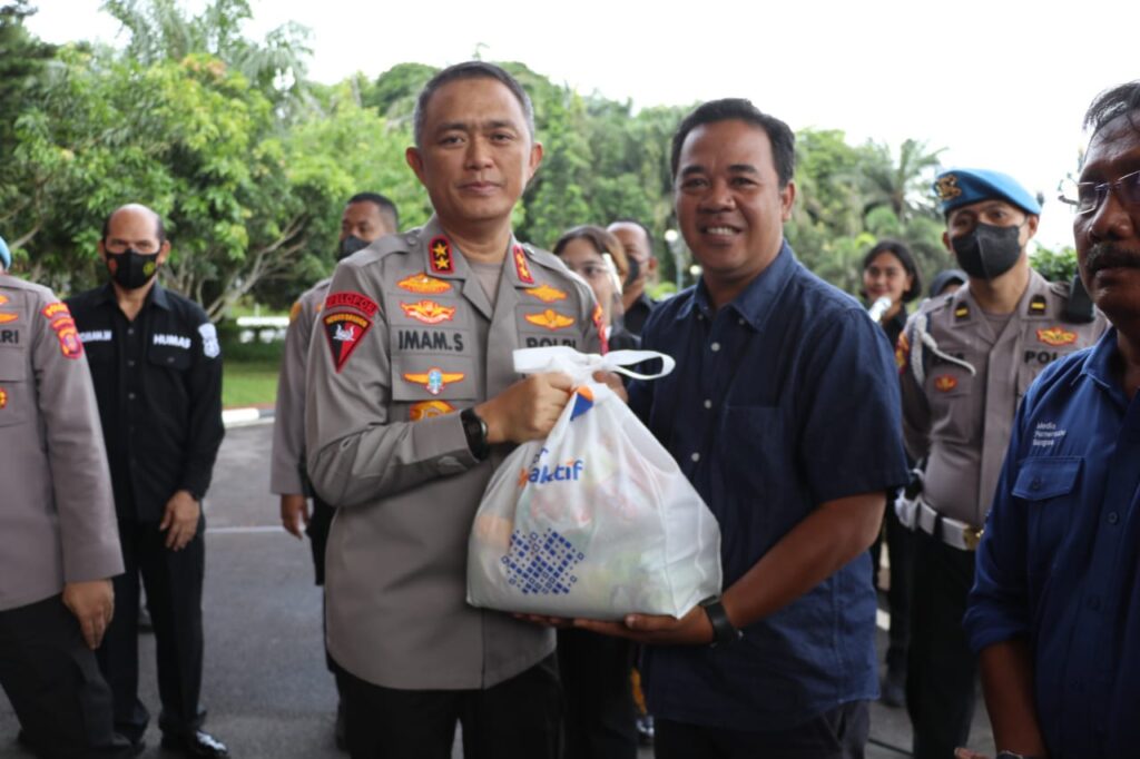 Wujud Peduli Terhadap Sesama, Bidhumas Polda Kaltim Bagikan 70 Paket Sembako kepada Rekan Jurnalis sem hum1